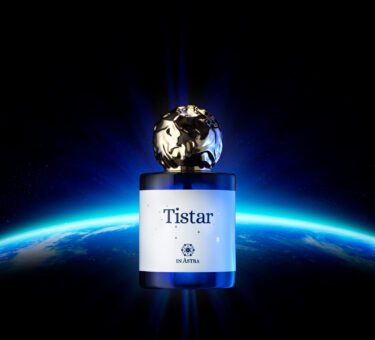 Scopri Tistar di In Astra, la fragranza ispirata a Sirio che unisce luce, eleganza e mito in un profumo agrumato-muschiato unico.