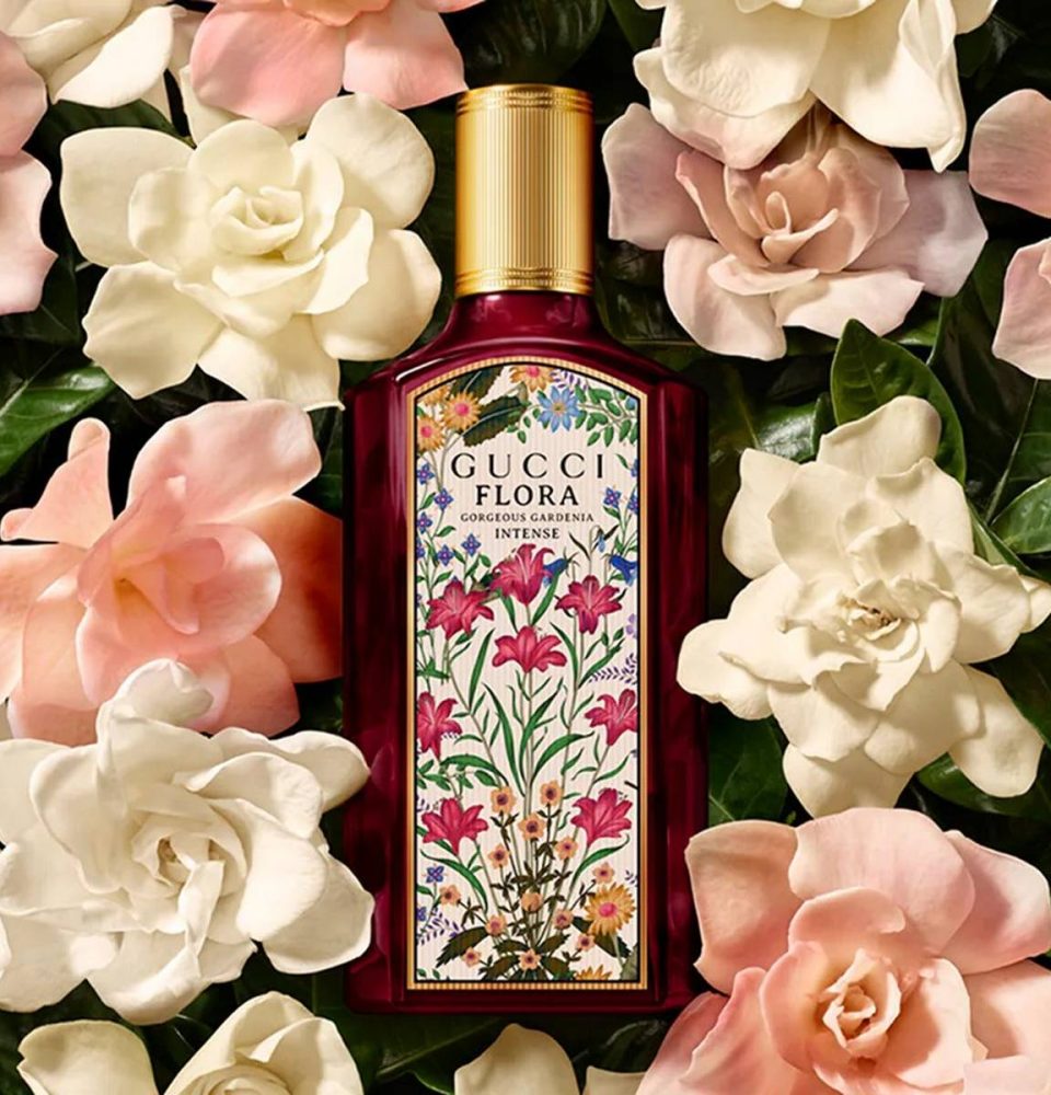 Gucci-Flora-Gorgeous-Gardenia-Intense-cover-960x1000-1 Gucci Flora Gorgeous Gardenia Intense: eleganza floreale e sensualità legnosa Agosto 2025