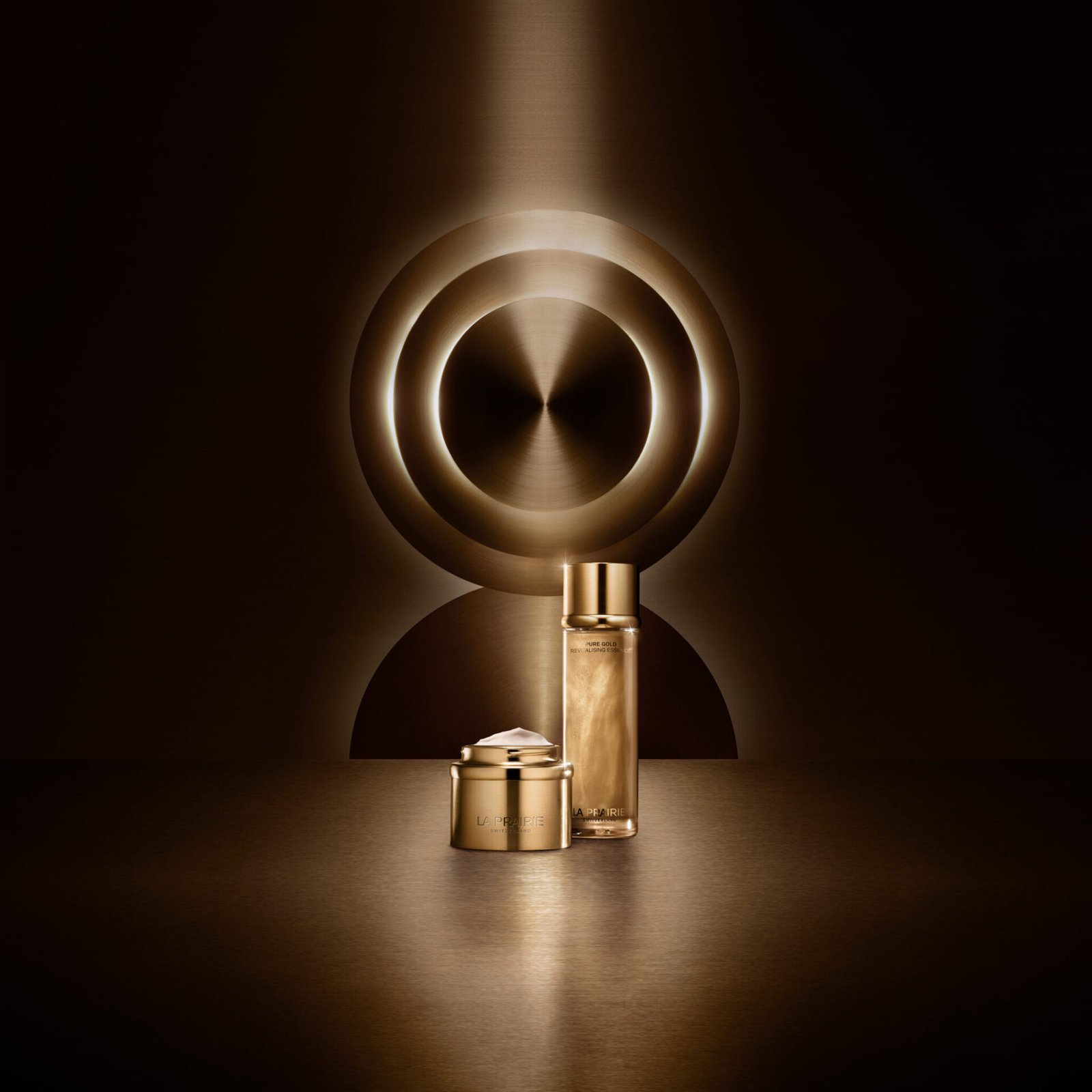 La-Prairie-Pure-Gold-Revitalising-Essence-nuova-skincare-di-lusso-anti-eta-PURE-GOLD-2509_PRIMARY-KV1_RGB-2048x2048-1 La Prairie Pure Gold Revitalising Essence  nuova skincare di lusso anti-età