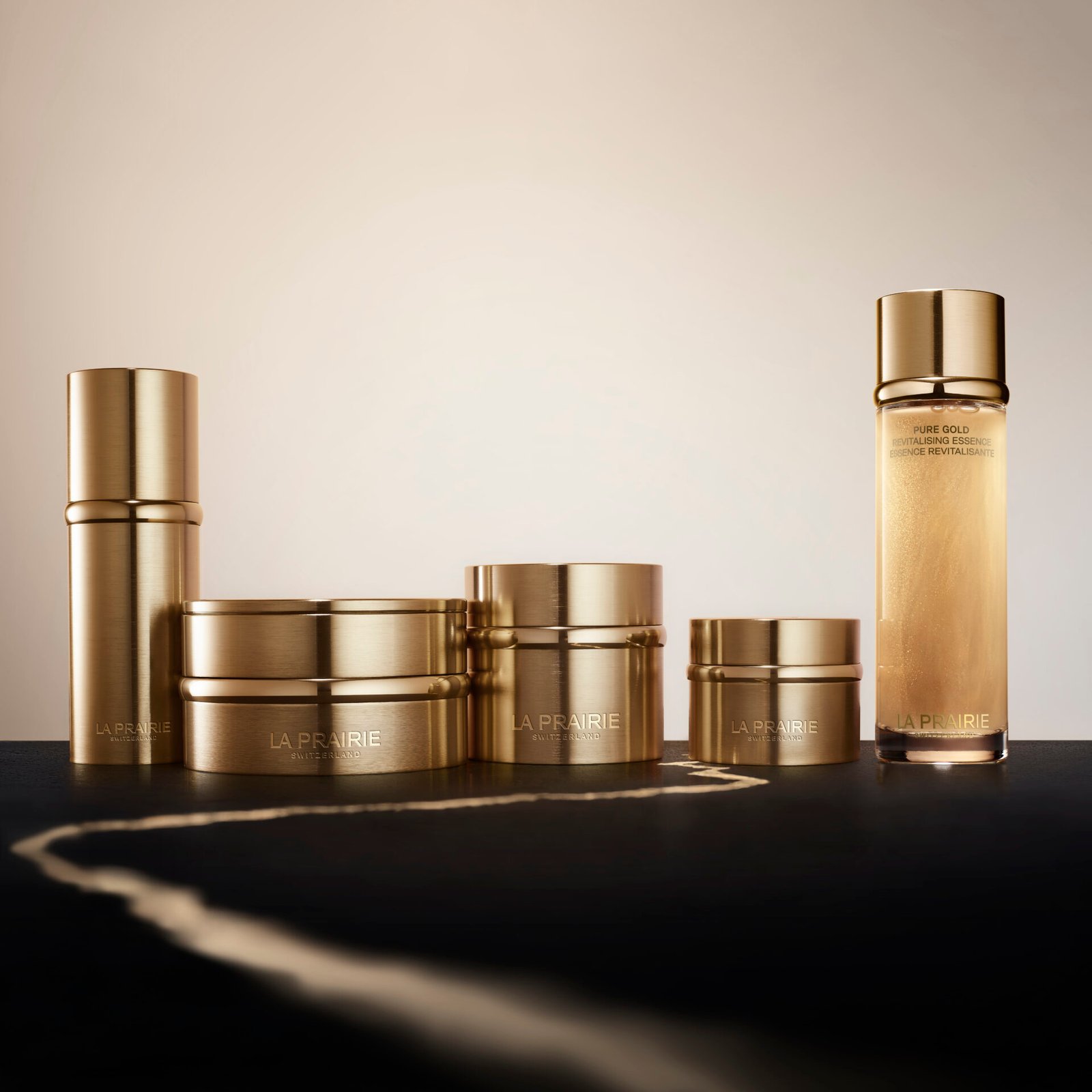 La-Prairie-Pure-Gold-Revitalising-Essence-nuova-skincare-di-lusso-anti-eta-PURE-GOLD_FAMILYESSENCE La Prairie Pure Gold Revitalising Essence  nuova skincare di lusso anti-età