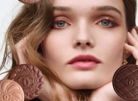Chanel Les 4 Ombres Boutons è la nuova palette couture in edizione limitata, tra design iconico, colori unici e spirito da collezione.