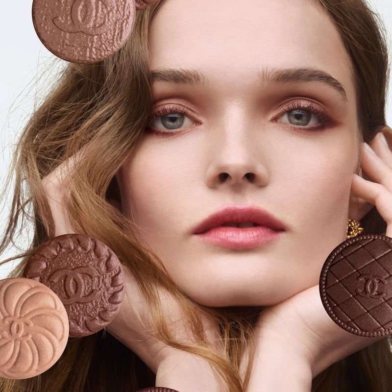 Chanel Les 4 Ombres Boutons è la nuova palette couture in edizione limitata, tra design iconico, colori unici e spirito da collezione.