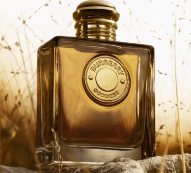 Burberry Goddess Parfum esalta forza e femminilità con vaniglia e suede. Un profumo intenso e raffinato, disponibile da settembre 2025.