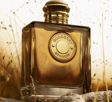 Burberry Goddess Parfum esalta forza e femminilità con vaniglia e suede. Un profumo intenso e raffinato, disponibile da settembre 2025.