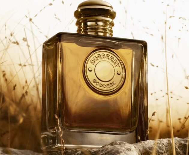 Burberry Goddess Parfum esalta forza e femminilità con vaniglia e suede. Un profumo intenso e raffinato, disponibile da settembre 2025.