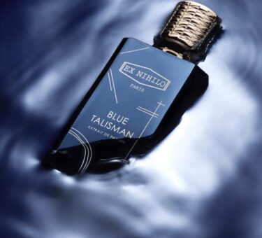Blue Talisman Extrait di EX NIHILO: un profumo intenso e raffinato, magnetico come un talismano. Disponibile da Campomarzio 70.