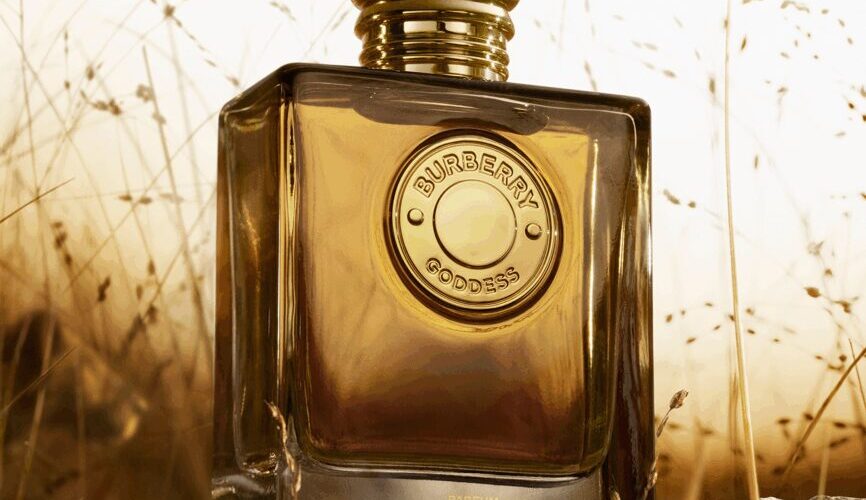 Burberry Goddess Parfum esalta forza e femminilità con vaniglia e suede. Un profumo intenso e raffinato, disponibile da settembre 2025.