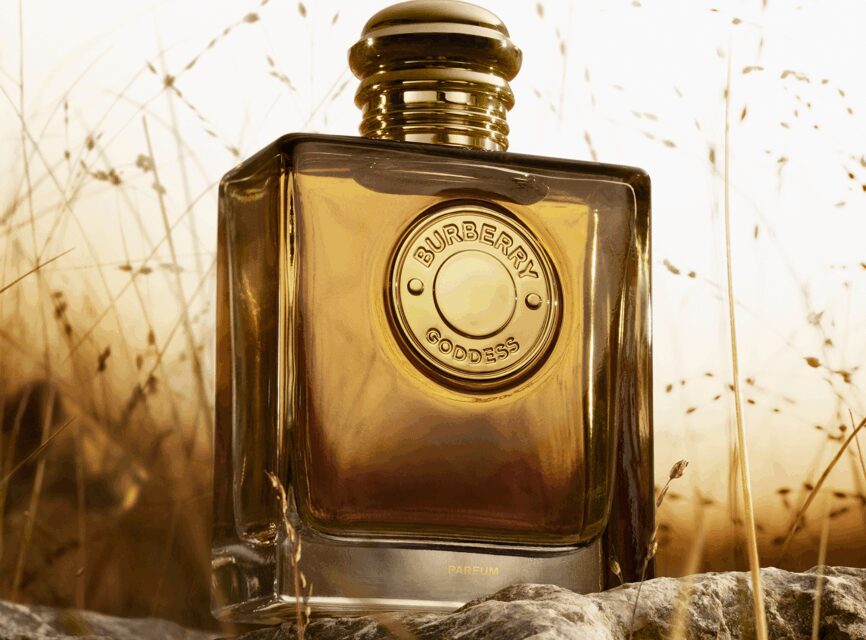 Burberry Goddess Parfum esalta forza e femminilità con vaniglia e suede. Un profumo intenso e raffinato, disponibile da settembre 2025.