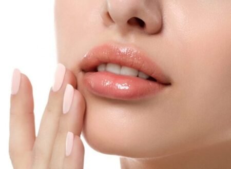 Il nuovo balsamo labbra Dr. Theiss offre idratazione, protezione solare SPF 15 e ingredienti naturali per labbra morbide in ogni stagione.