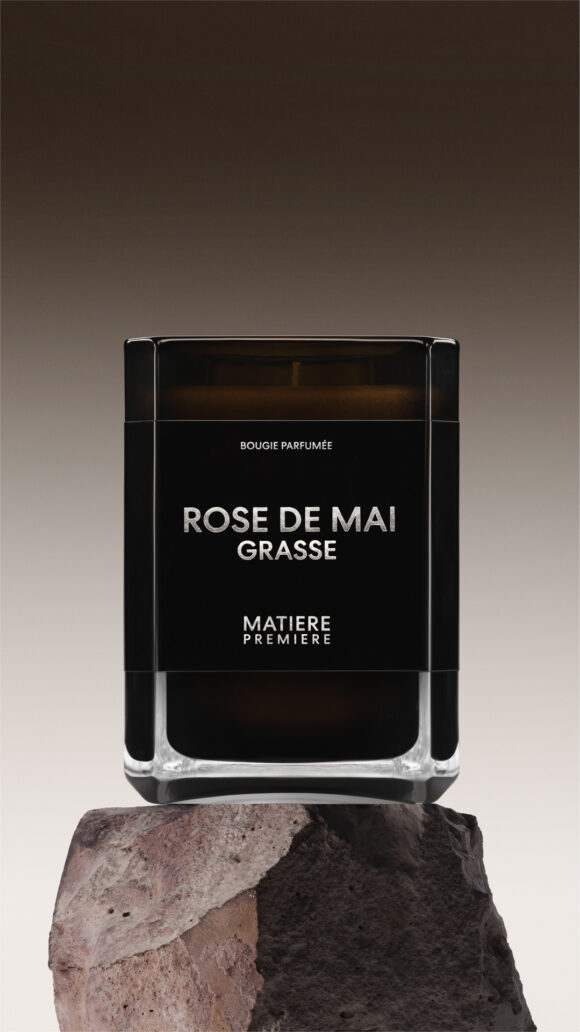 02_MATIERE-PREMIERE_ROSE-DE-MAI-GRASSE_CANDLE_220g_Main-Visual_9x16-580x1032 Candele profumate: coccola d’inverno