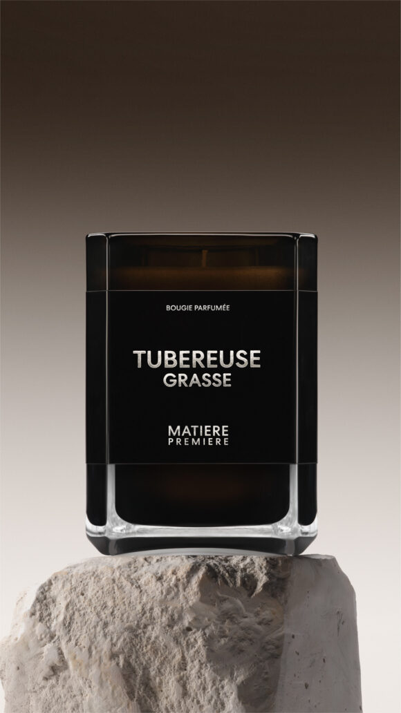 02_MATIERE-PREMIERE_TUBEREUSE-GRASSE_CANDLE_220g_Main-Visual_9x16-580x1032 Candele profumate: coccola d’inverno