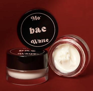 LeShoppingNews-Il-regalo-perfetto-per-un-Natale-a-prova-di-bacio Balsamo labbra naturale BAE: idratazione e volume invernale