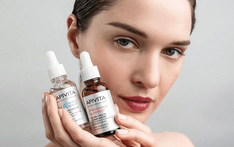 Scopri i nuovi sieri cosmetici Bee Tech di Apivita: skincare naturale potente con vitamina C, acido ialuronico e propoli brevettata.