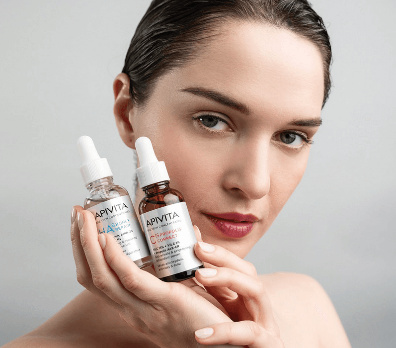 Scopri i nuovi sieri cosmetici Bee Tech di Apivita: skincare naturale potente con vitamina C, acido ialuronico e propoli brevettata.