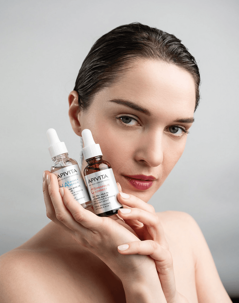 Scopri i nuovi sieri cosmetici Bee Tech di Apivita: skincare naturale potente con vitamina C, acido ialuronico e propoli brevettata.