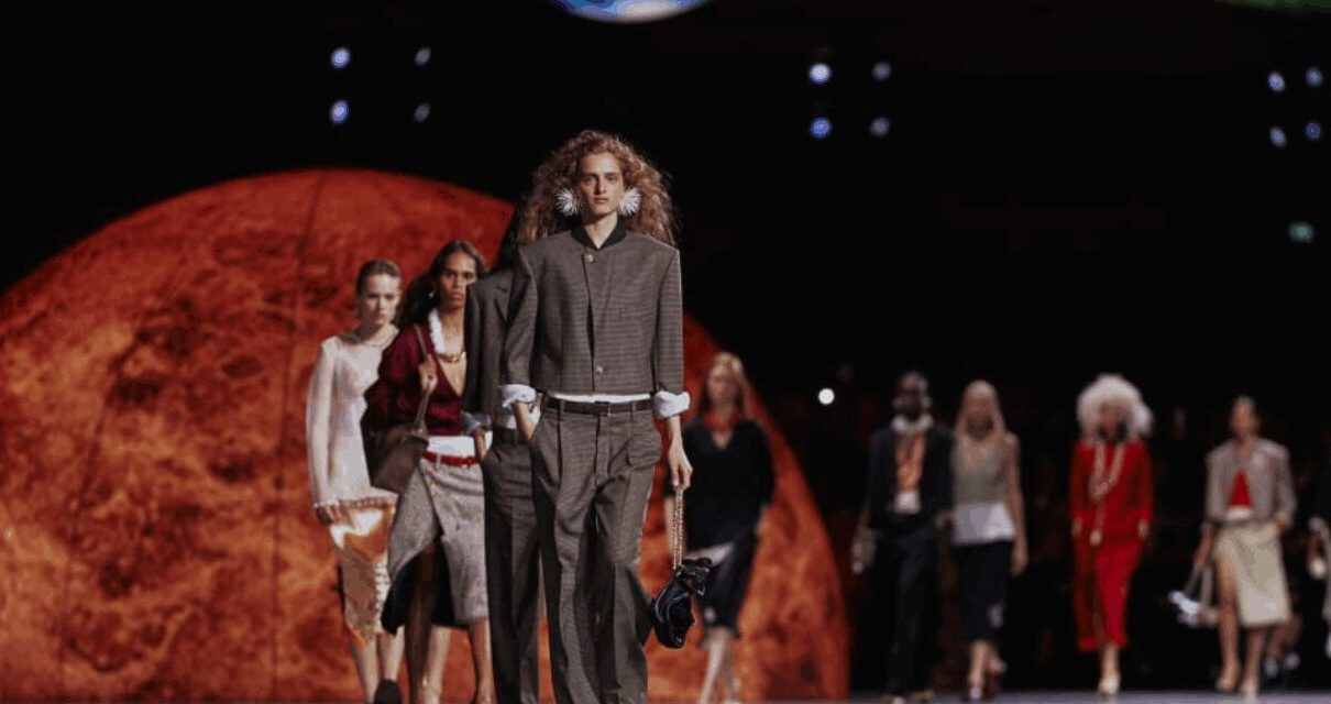 Scopri la prima sfilata di Matthieu Blazy per la primavera/estate di Chanel: tradizione e sogno si incontrano sotto le stelle.
