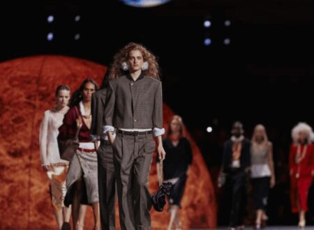 Scopri la prima sfilata di Matthieu Blazy per la primavera/estate di Chanel: tradizione e sogno si incontrano sotto le stelle.