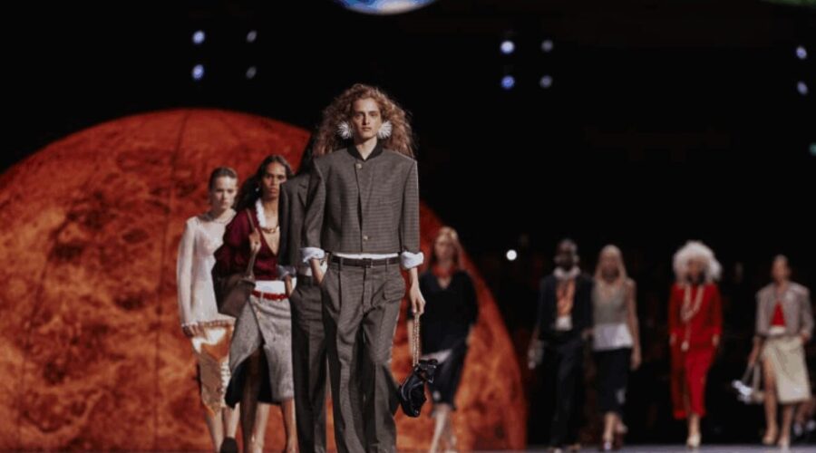 Scopri la prima sfilata di Matthieu Blazy per la primavera/estate di Chanel: tradizione e sogno si incontrano sotto le stelle.
