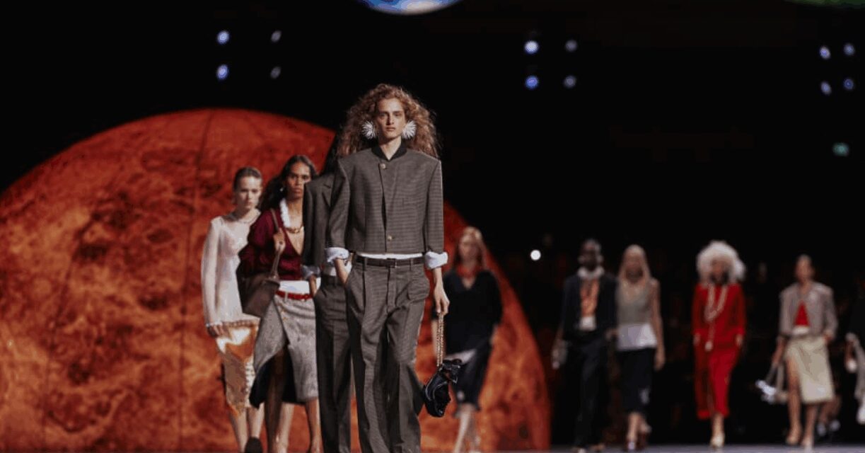 Scopri la prima sfilata di Matthieu Blazy per la primavera/estate di Chanel: tradizione e sogno si incontrano sotto le stelle.