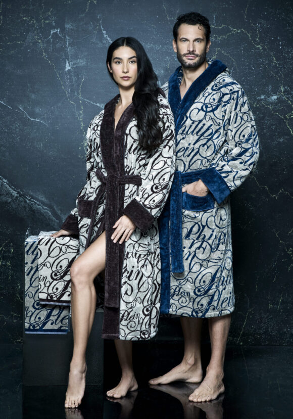 LeShoppingNews-mirabello-carrara-presenta-la-prima-collezione-philipp-plein-aw-2025--580x829 Philipp Plein Home AW 2025: lusso audace con Mirabello Carrara