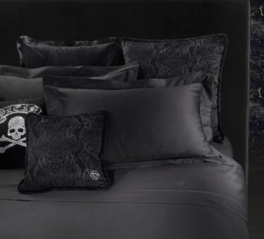 Mirabello Carrara firma la collezione Philipp Plein AW 2025: biancheria e arredi bold per una casa dallo stile glamour e inconfondibile.