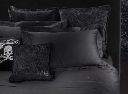 Mirabello Carrara firma la collezione Philipp Plein AW 2025: biancheria e arredi bold per una casa dallo stile glamour e inconfondibile.