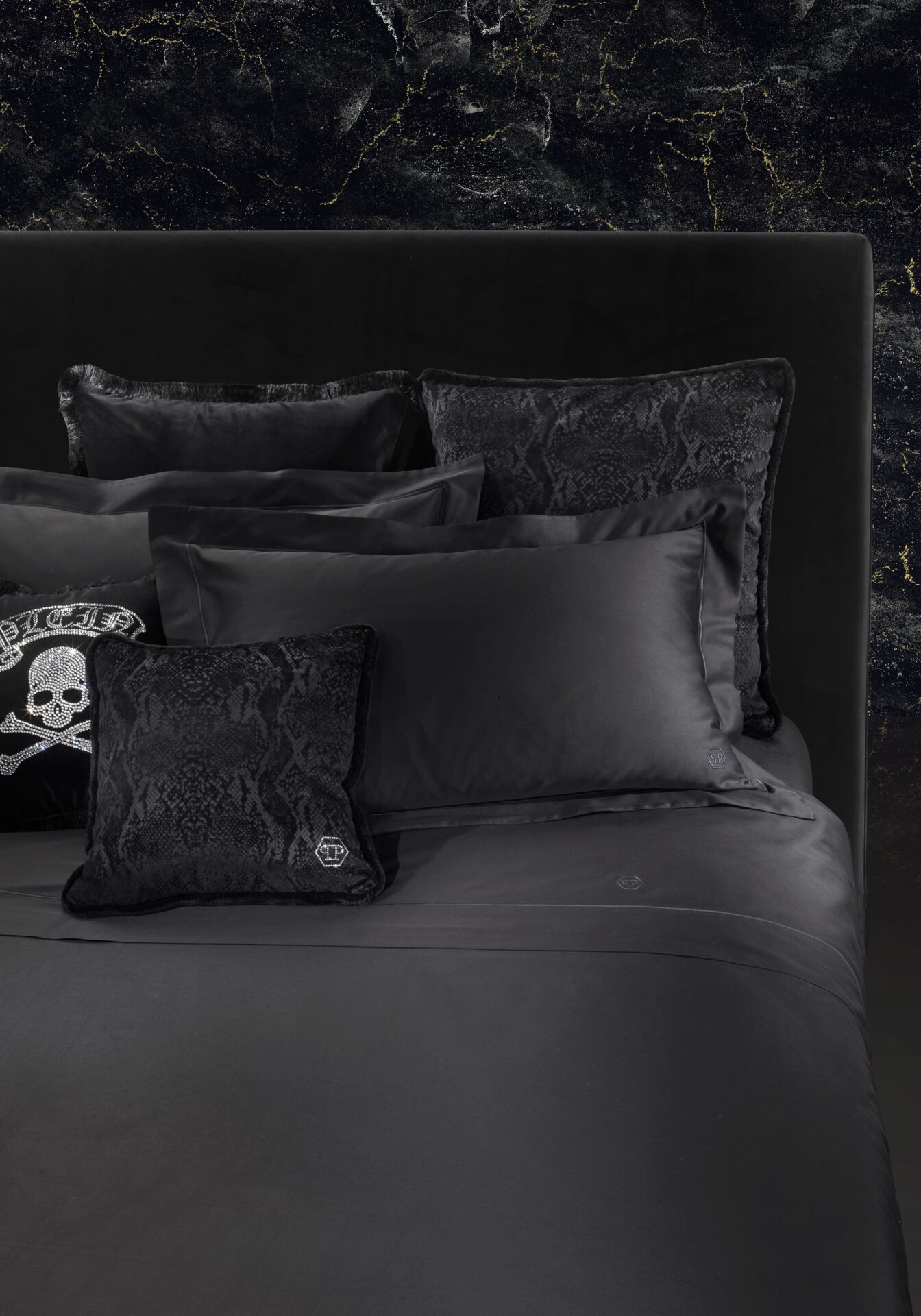 Mirabello Carrara firma la collezione Philipp Plein AW 2025: biancheria e arredi bold per una casa dallo stile glamour e inconfondibile.