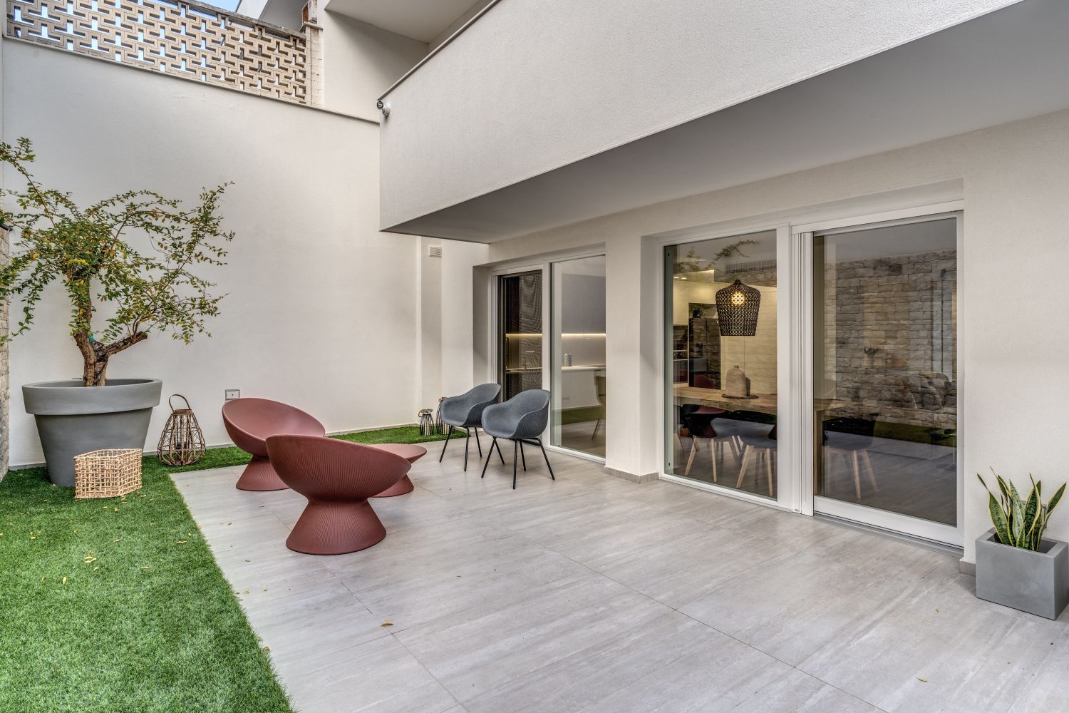 Oknoplast_casa-Adelfia-11 Oknoplast protagonista della casa di Adelfia: luce, silenzio e design contemporaneo