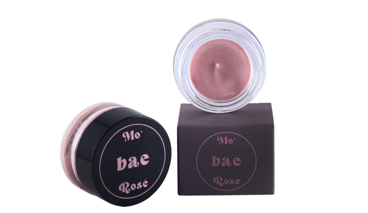 Scopri BAE, il balsamo labbra naturale ispirato al vino abruzzese. Proteggi e rimpolpa le labbra con ingredienti sostenibili.