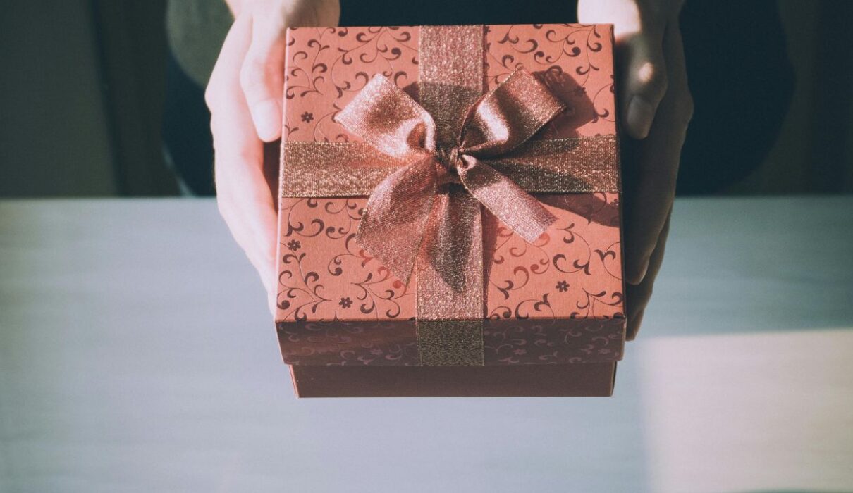 Scopri i cofanetti beauty Natale 2025: skincare di qualità, edizioni limitate e idee regalo raffinate da non perdere.