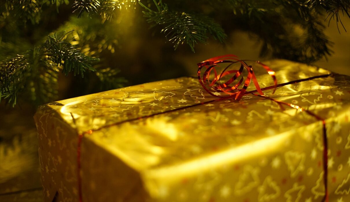 Scopri i cofanetti beauty Natale 2025: profumati, accessibili e irresistibili. Il regalo perfetto per sorprendere con stile e dolcezza!
