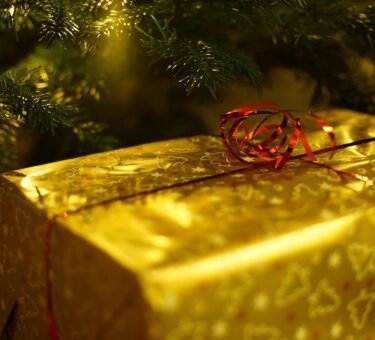 Scopri i cofanetti beauty Natale 2025: profumati, accessibili e irresistibili. Il regalo perfetto per sorprendere con stile e dolcezza!