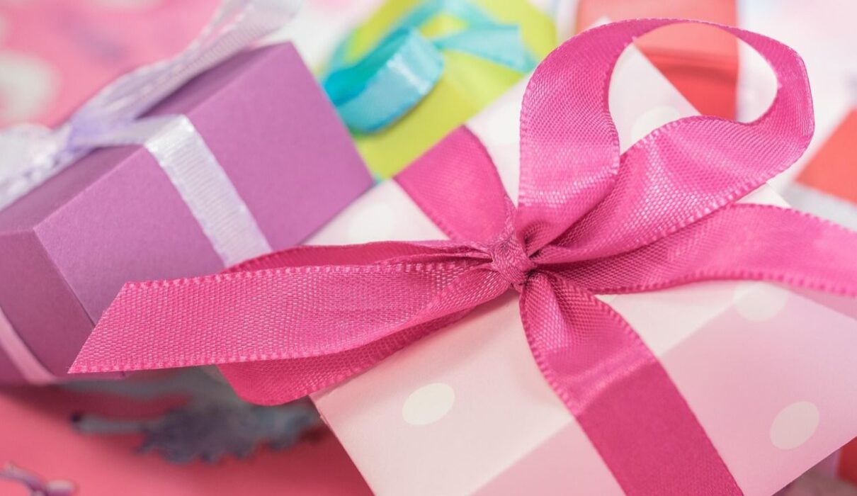 Scopri le migliori idee regalo Natale 2025: beauty, tech ed esperienze uniche per sorprendere chi ami. Non perdere le novità!