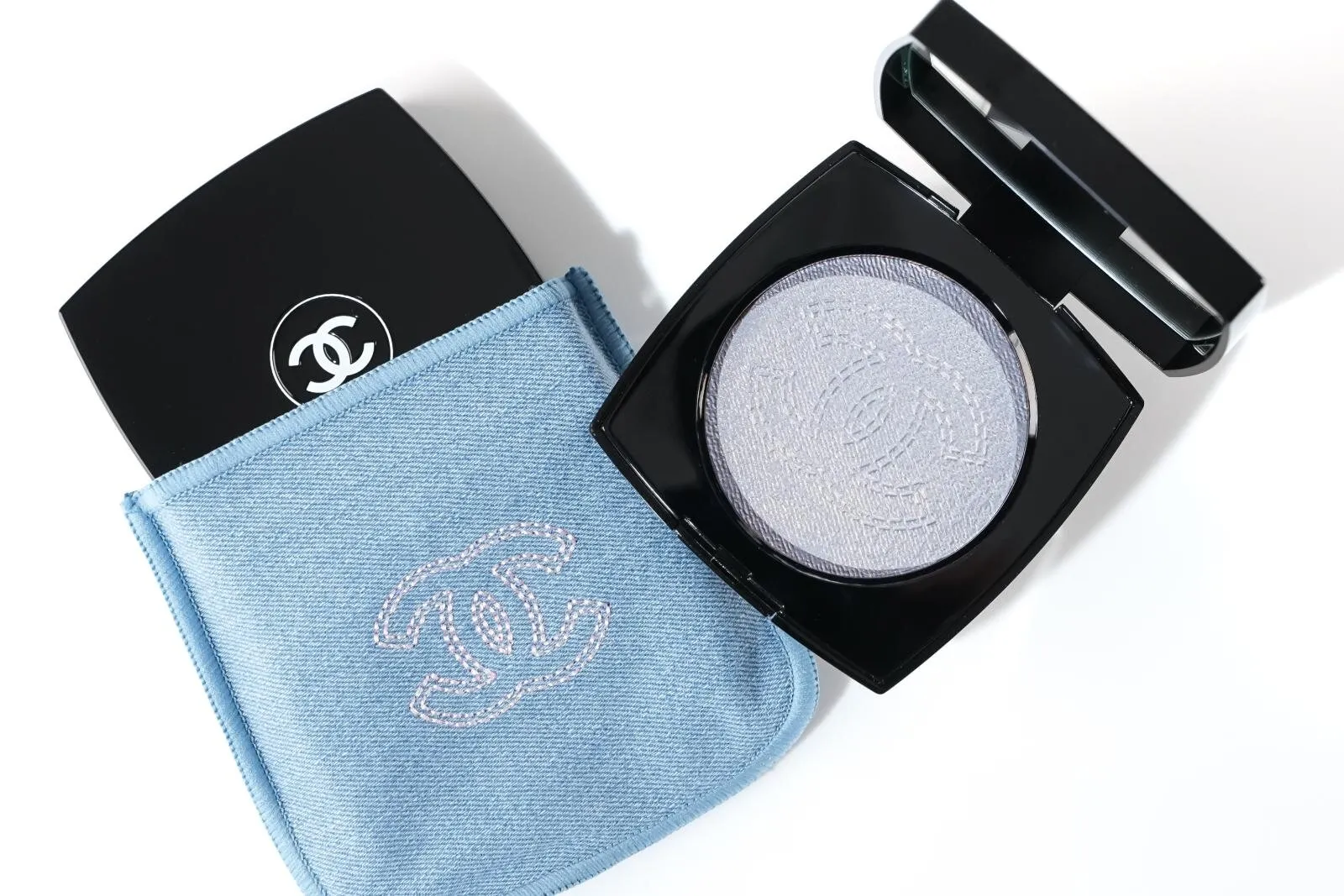 Chanel-Denim-Makeup-Collection-Primavera-2026.jpg-1 Chanel Denim Makeup Collection Primavera 2026: il blu couture che ridefinisce il trucco