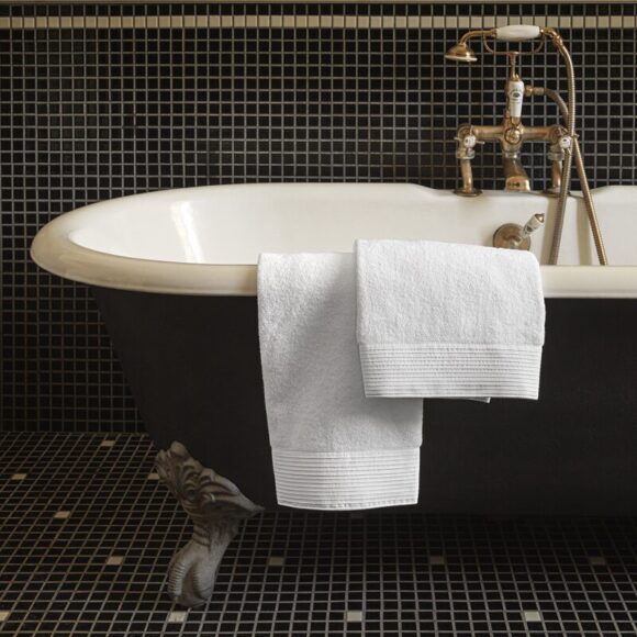 odeon-set-ospite-e-asciugamano-580x580 Pantone 2026: anche la casa si veste di Cloud Dancer