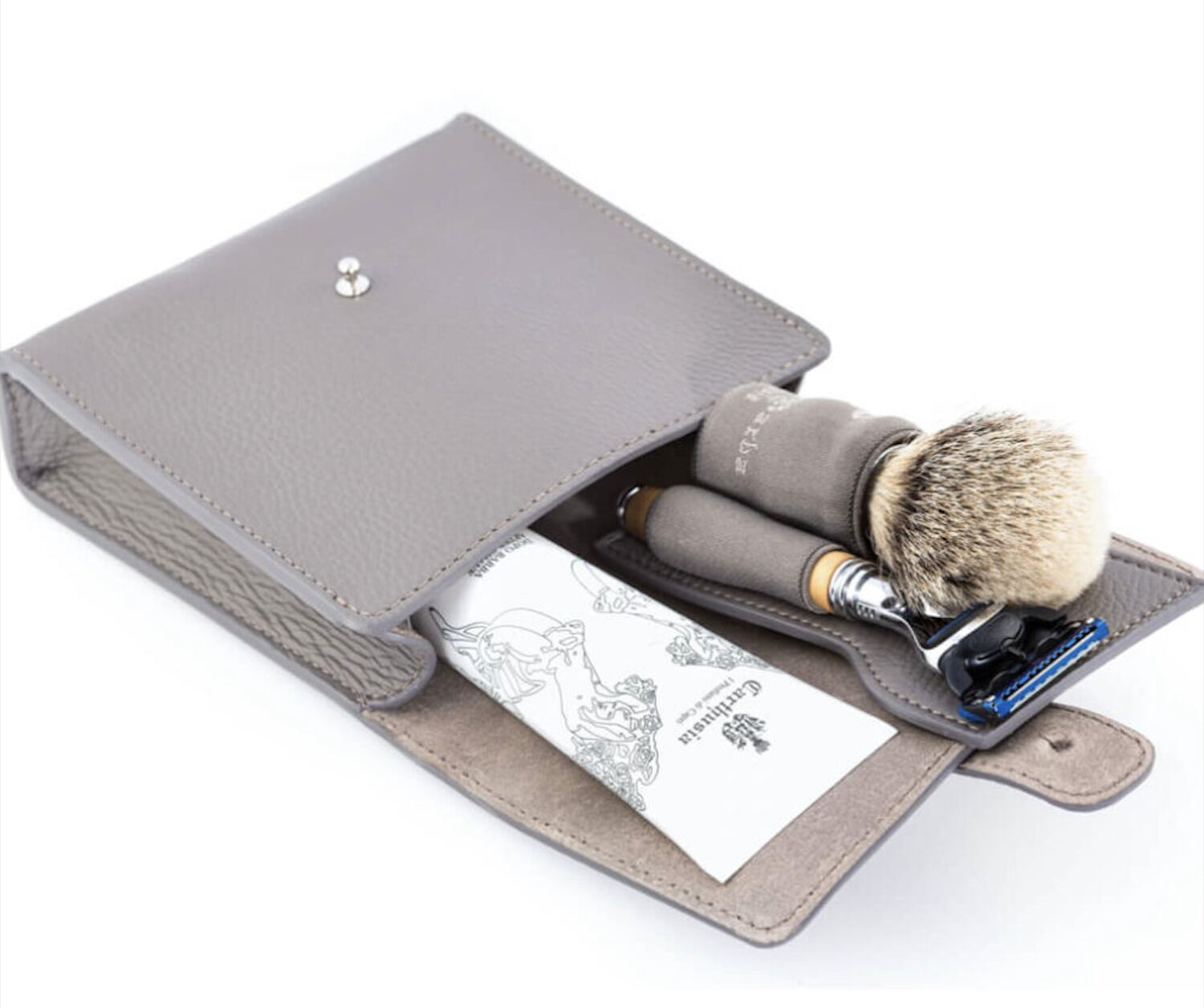 Screenshot-2026-02-20-alle-16.23.36 Carthusia celebra la Festa del Papà: profumi di Capri, idee regalo eleganti e rituali grooming