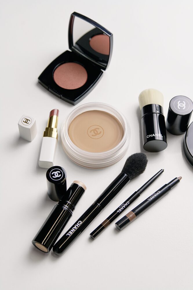 CHANEL_BEAUTY-BACKSTAGE_FW26-PRODUCTS_RGB Chanel FW26: dal backstage il beauty look luminoso che definisce l’eleganza contemporanea