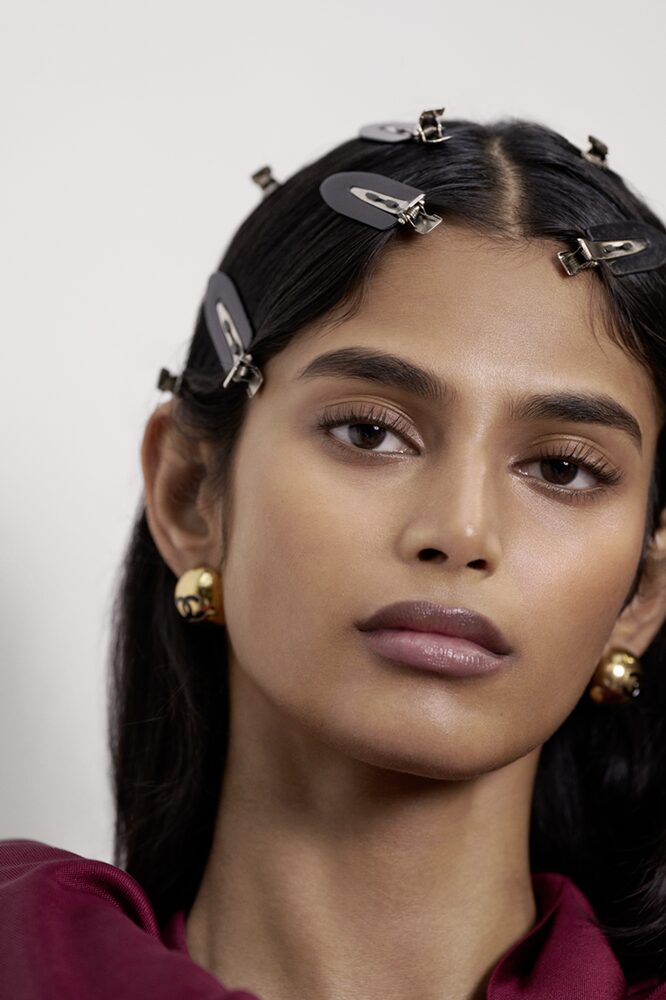 CHANEL_BEAUTY-BACKSTAGE_FW26_BHAVITHA-MANDAVA_RGB Chanel FW26: dal backstage il beauty look luminoso che definisce l’eleganza contemporanea