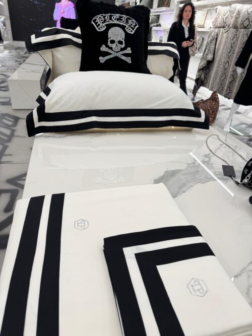 Philipp-Plein-firma-la-biancheria-da-letto-e-bagno-SS-2026--500x667 Philipp Plein firma la biancheria da letto e bagno SS 2026: la collezione luxury home con Mirabello Carrara