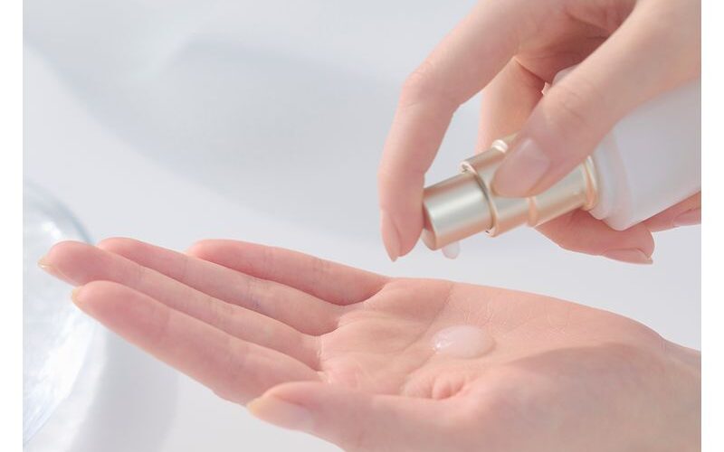 Skincare anti-età pelle fragile: Sensai Comforting Barrier Essence per rafforzare la barriera cutanea
