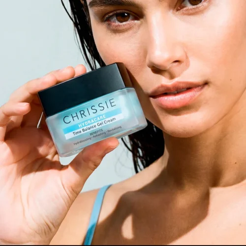 CHRISSIE_web_sito_banner_time_balance.jpg-500x500 Chrissie Cosmetics si reinventa: skincare urbana, scienza e glamour nella nuova era del beauty