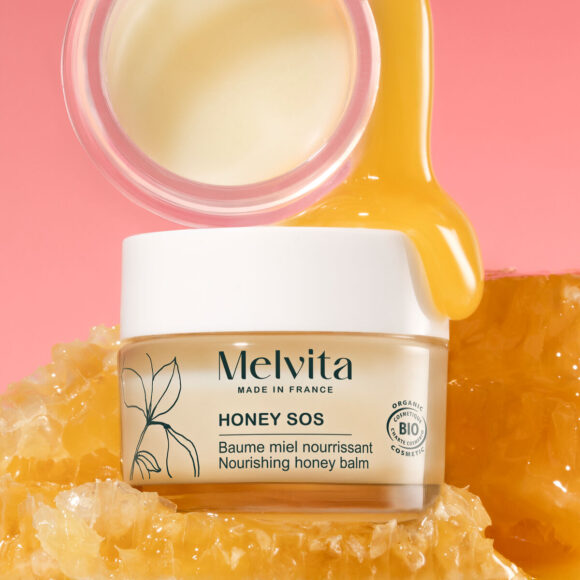 Melvita_balsamo-multiuso-ai-tre-mieli_Honey-SOS_visual-580x580 Giornata Mondiale delle Api: il rituale al miele Melvita che nutre e protegge