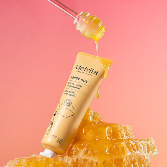 Melvita_crema-mani-nutriente_Honey-SOS_visual-580x580 Giornata Mondiale delle Api: il rituale al miele Melvita che nutre e protegge