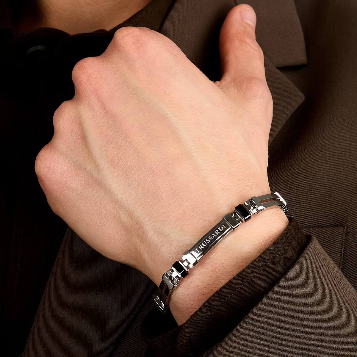 T-Steel-i-gioielli-Trussardi-per-Lui-con-il-Levriero-in-acciaio-e-finitura-nero-PVD I nuovi gioielli Trussardi per Lei e per Lui: T-Bold e T-Steel, l'eccellenza orafa italiana tra heritage e contemporaneità