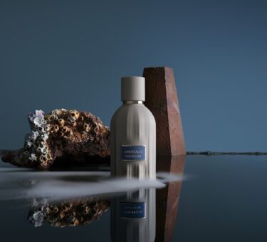 Profumo Amouage Elsewhere: la nuova fragranza ispirata al viaggio tra magia, emozioni e scoperta