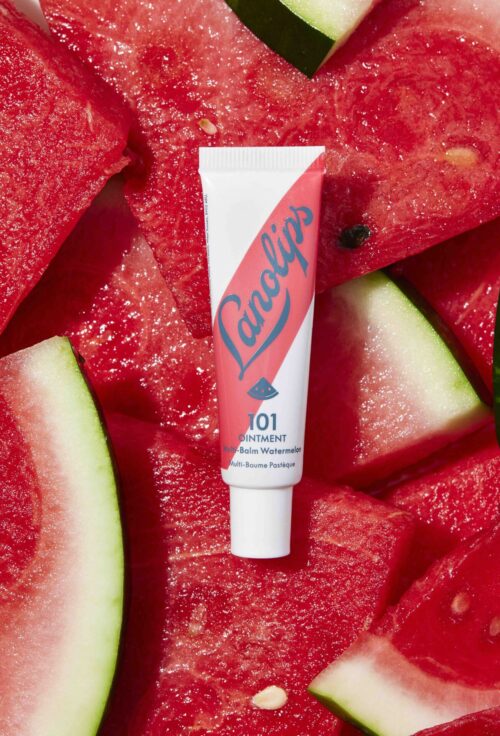 4.-HERO-Lanolips-101-Ointment-Multi-Balm-Watermelon-Lifestyle-2-500x736 Lanolips Sun Balm SPF 30: il balsamo labbra all’anguria che protegge, idrata e illumina per tutta l’estate