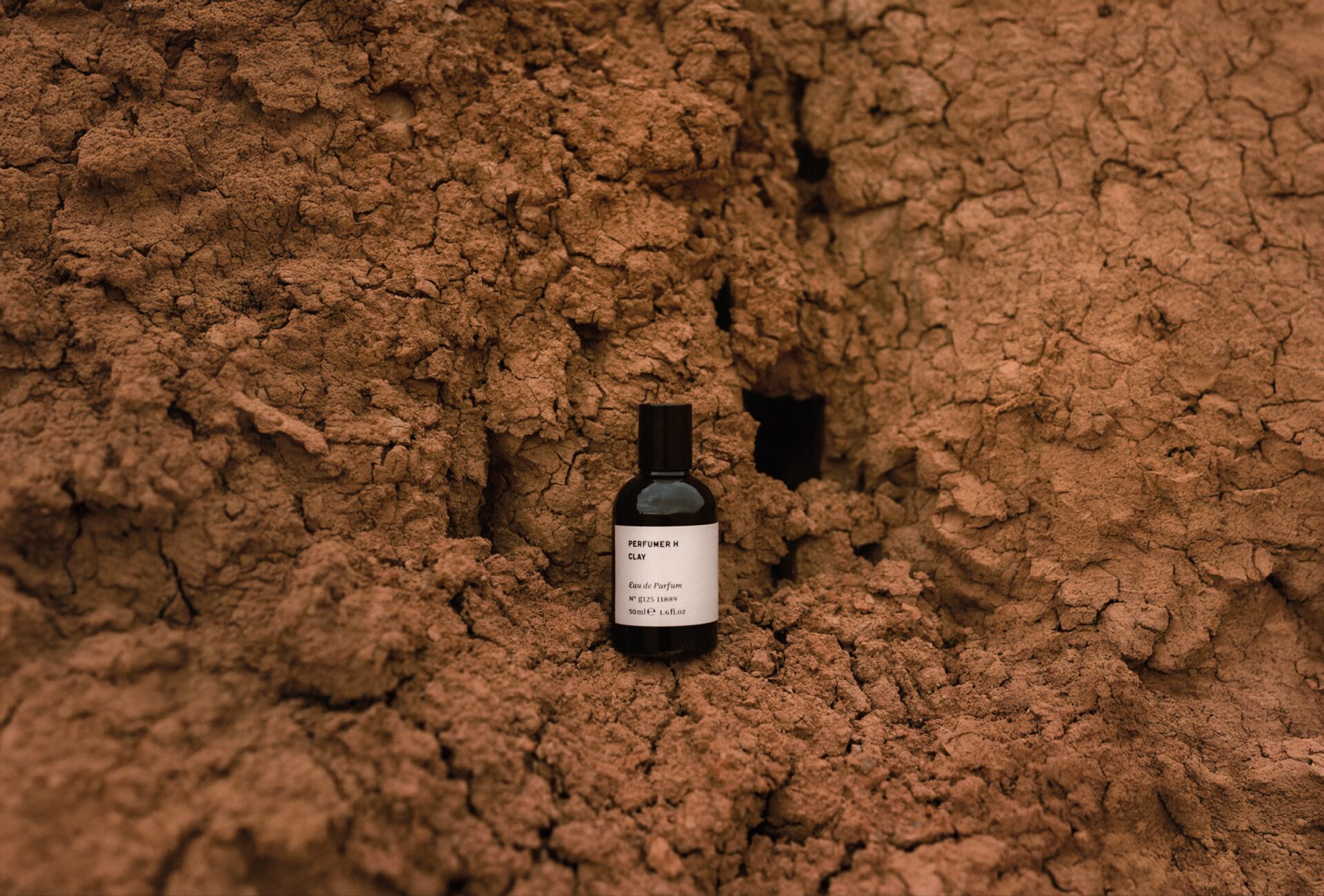 0131_Clay_KV_Landscape_Packshot Perfumer H Clay: la nuova eau de parfum che racconta la terra attraverso il profumo