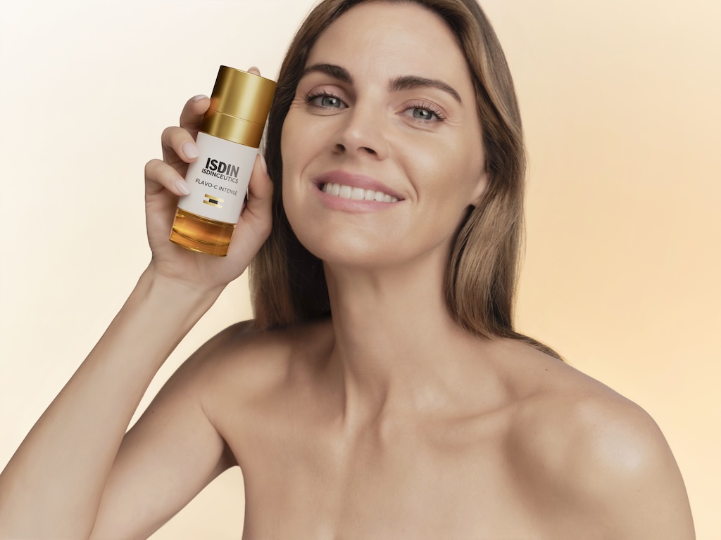 ISDIN-Flavo-C-Intense-siero-Vitamina-C-15-anti-photoaging ISDINCEUTICS Flavo-C Intense: il nuovo siero alla Vitamina C che illumina e rinnova la pelle