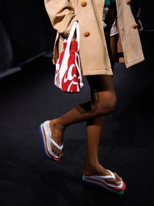 MM6_hawaianas-SS27_Details-2_3x4_027-852x1136-1-500x667 MM6 Maison Margiela e Havaianas: l’infradito cambia forma con un sorprendente “sesto dito”*