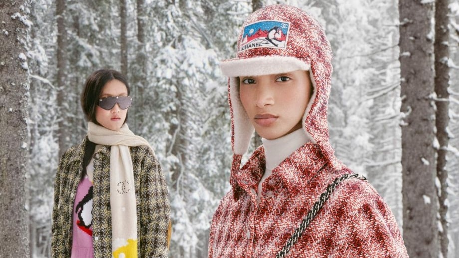 Chanel-COCO-NEIGE-202627-lo-stile-apres-ski-si-veste-di-rosso-e-dettagli-retro-1 Chanel COCO NEIGE 2026/27: lo stile après-ski si veste di rosso e dettagli rétro